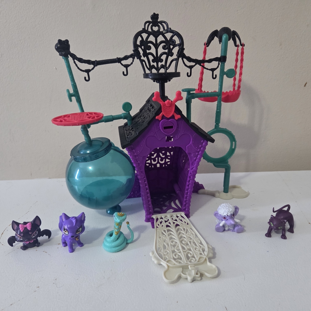 Monster High Secret Creepers Pet Crypt With 5 Pets